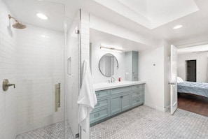 Asciugacapelli, asciugamani, sapone, carta igienica