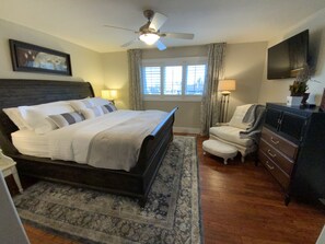 3 室のベッドルーム、セーフティボックス (室内)、デスク、アイロン / アイロン台