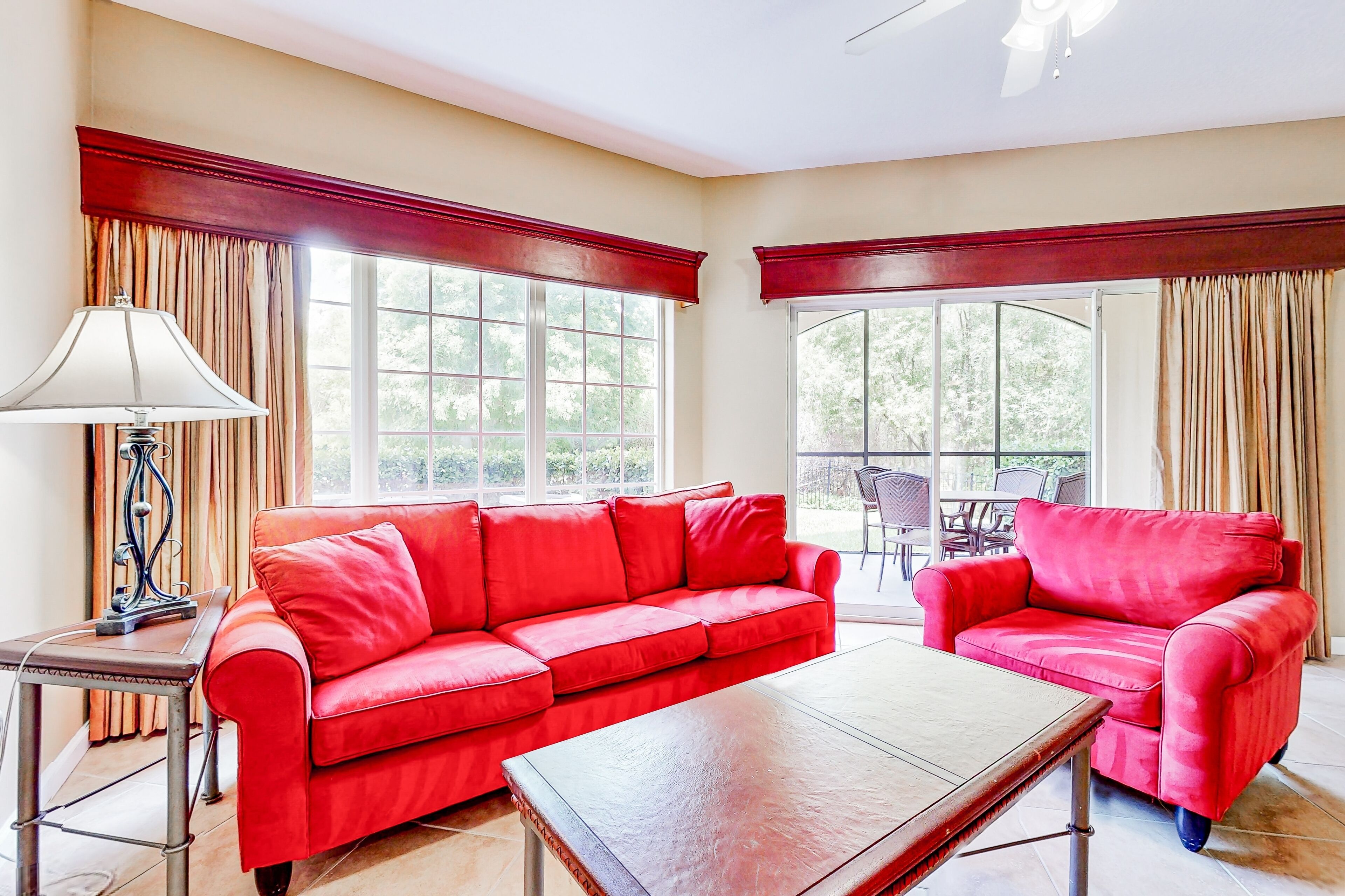 Convenient & comfortable condo with a screened lanai, washer/dryer, & AC