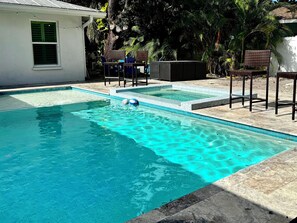 Utendørsbasseng og et oppvarmet basseng