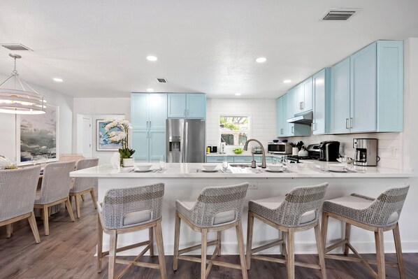 Kylskåp, mikrovågsugn, ugn och spishäll