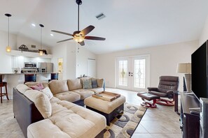 Een televisie en boeken