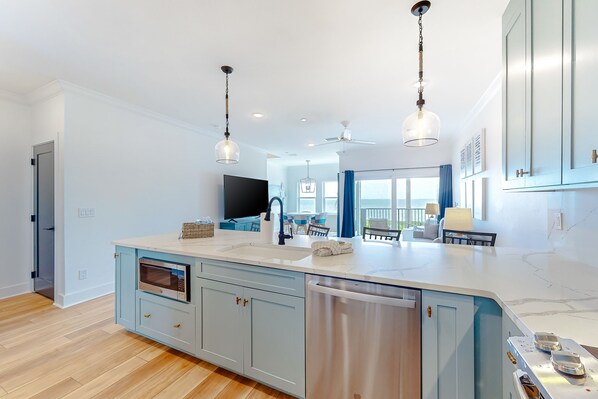 Frigorífic, microones, forn i placa de cuina