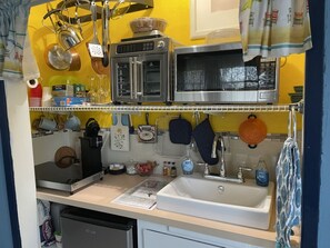 Køleskab, mikrobølgeovn, ovn, kogeplade