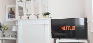 Interior - Beautiful and Spacious Home! Easy transport links to the city centre and beach (Brighton)