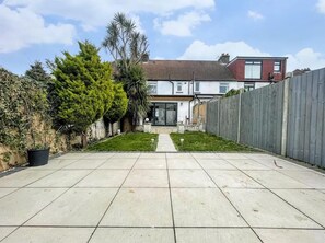 Property grounds - Beautiful and Spacious Home! Easy transport links to the city centre and beach (Brighton)