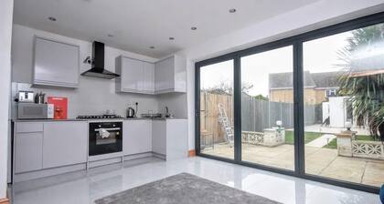 Beautiful and Spacious Home! Easy transport links to the city centre and beach