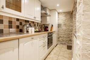 Fridge, microwave, oven, dishwasher - Jenny Wren Cottage, Middleham, Yorkshire Dales (Middleham)