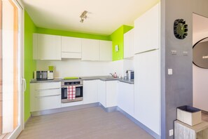 Réfrigérateur, four, lave-vaisselle, cafetière/bouilloire