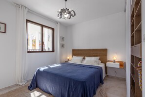 1 habitación, tabla de planchar con plancha y ropa de cama