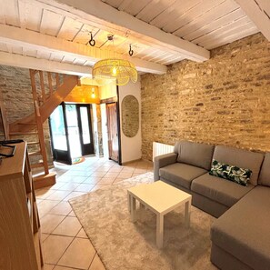 Televisie, een open haard en een dvd-speler