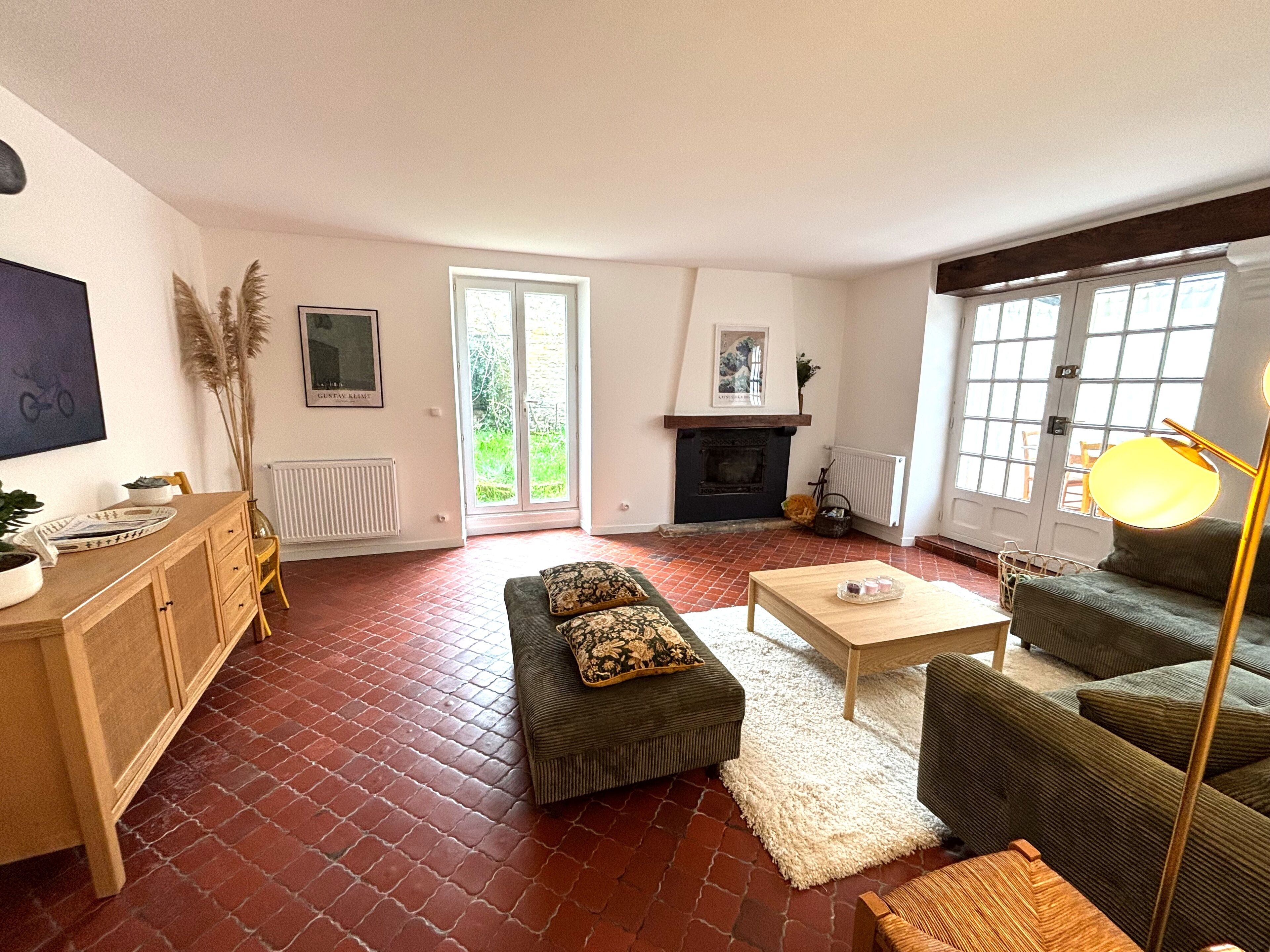 電視、壁爐、DVD 播放機