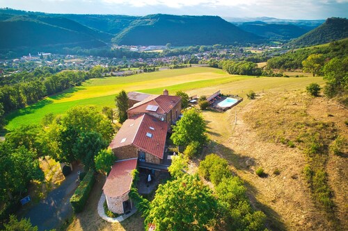 Gîte au sein de notre ferme en pierre du XVIIe siècle.
