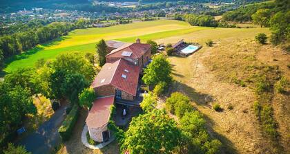 Gîte au Sein de Notre Ferme en Pierre du Xviie Siècle