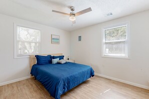 5 bedrooms, internet, bed sheets - Spacious house by the beach with screened balcony & central AC (Hilton Head)