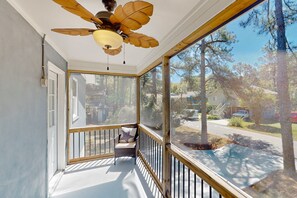 Terrace/patio - Spacious house by the beach with screened balcony & central AC (Hilton Head)
