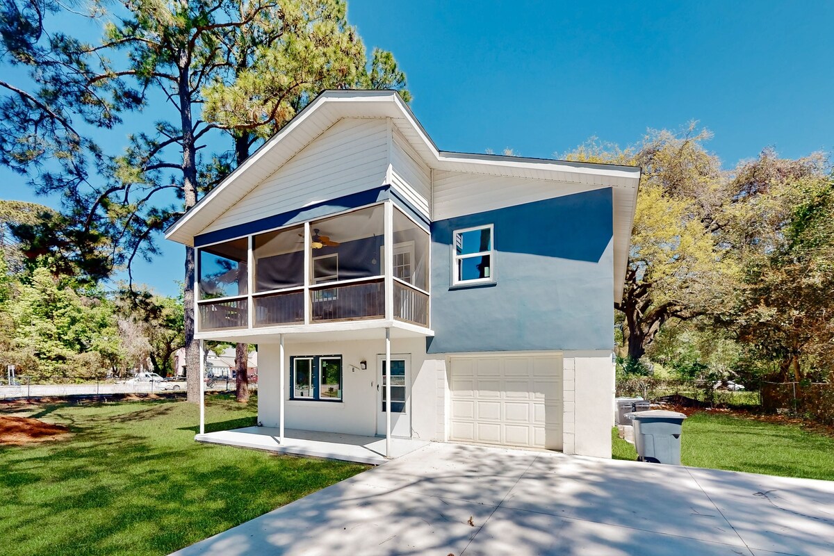 Spacious house by the beach with screened balcony & central AC
