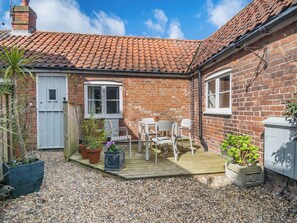 Outdoor dining - 2 bedroom accommodation in Overstrand, near Cromer (Overstrand, near Cromer)