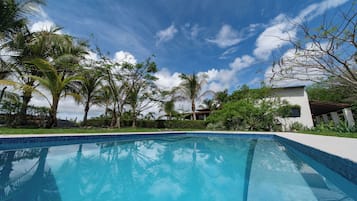 Piscine extérieure, chaises longues