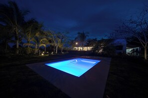 Piscine extérieure, chaises longues