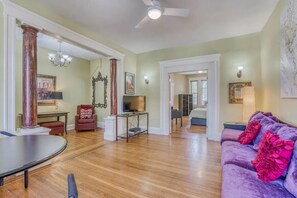 Smart TV, books - Bright 1BD in Charles Village, Minutes from Hopkins (Maryland)