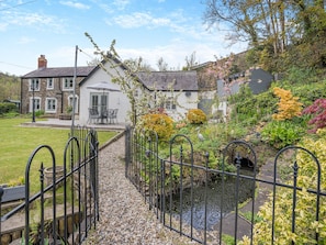Property grounds - 2 bedroom accommodation in Stepaside, near Saundersfoot (Stepaside, near Saundersfoot)