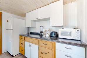 冷蔵庫、電子レンジ、オーブン、コンロ