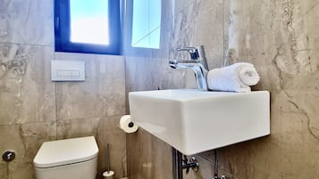 Shower, rainfall showerhead, free toiletries, hair dryer