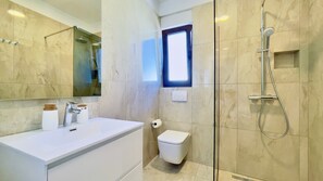 Shower, rainfall showerhead, free toiletries, hair dryer - Apartments Sunflower (Crikvenica)