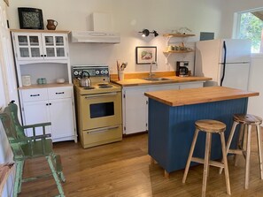 Fridge, oven, stovetop, coffee/tea maker - Spuraway Cabin Farm Stay (Forest Grove)