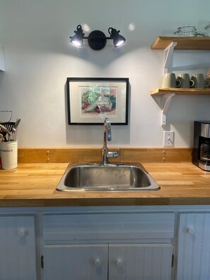 Jääkaappi, uuni, liesi, kahvin-/teenkeitin