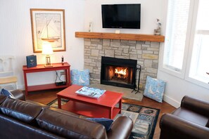 TV, fireplace, video games, DVD player - Two Bedroom, Luxury Cottage, Branson, Missouri 3960827 (Branson)