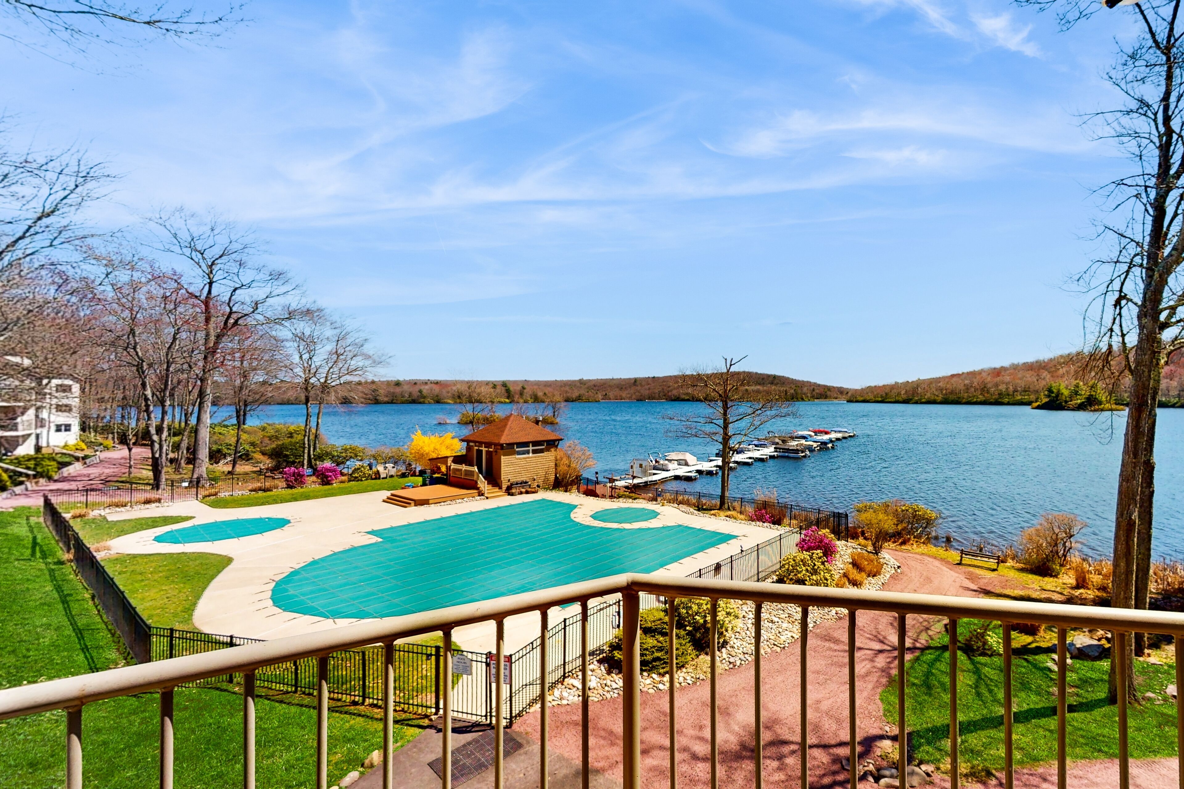 Stylish lakefront condo with mountain views, washer/dryer, pool, hot tub