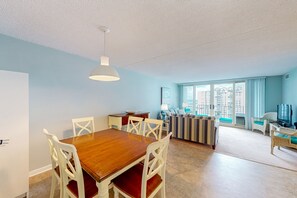 Interior - 16th-floor ocean-view condo with game room, in/outdoor pools, tennis, saunas, AC (Ocean City)