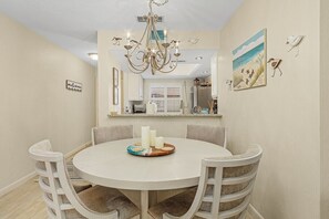 Dining - Cinnamon Cove #302 - 11170 Caravel Cir 2 Bedroom Apts by RedAwning (Fort Myers)