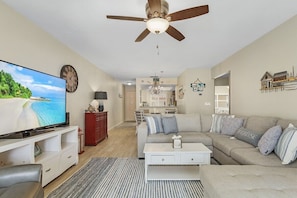 Living area - Cinnamon Cove #302 - 11170 Caravel Cir 2 Bedroom Apts by RedAwning (Fort Myers)