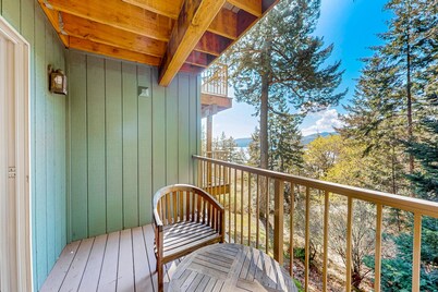 Peaceful condo with balcony, ocean/mountain view, near Moran State Park