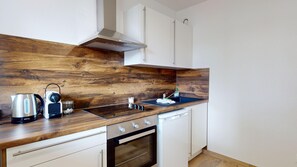 Kjøleskap, mikrobølgeovn, ovn og kaffetrakter/tekoker