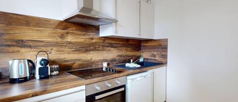 Kühlschrank, Mikrowelle, Ofen, Wasserkocher mit Kaffee-/Teezubehör