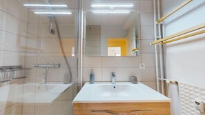 Shower, hair dryer, towels, soap - Brasseur (Colmar)