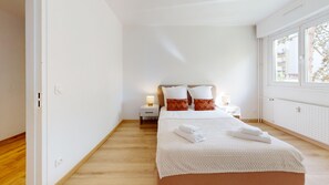 アイロン / アイロン台、WiFi (無料)、ベッドシーツ