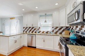 冷蔵庫、電子レンジ、オーブン、コンロ