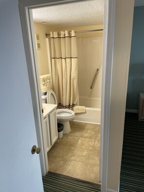 Hårføner, håndklær, såpe og sjampo