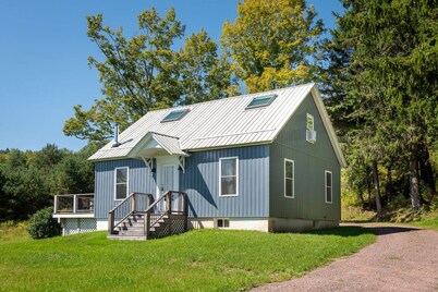 Secluded Cottage on 85 Acres – Peaceful Country Retreat Surrounded by Nature