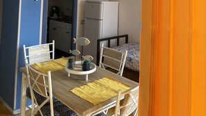Une cuisine de taille réduite équipée d’un réfrigérateur, d’un évier et d’une cuisinière.