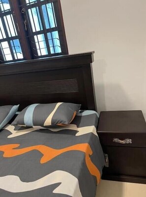 3 habitaciones, tabla de planchar con plancha, wifi y ropa de cama 