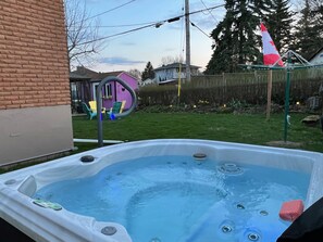 Tina de hidromasaje al aire libre