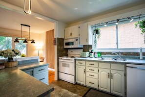 Réfrigérateur, four à micro-ondes, un four, surface de cuisson