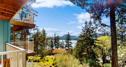 Ocean view condo with balcony & peaceful location near Moran State Park