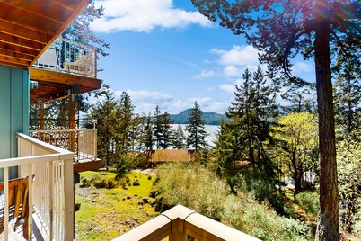 Ocean view condo with balcony & peaceful location near Moran State Park